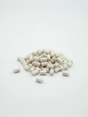 Небольшие молочно-белые гранулы скользящего маточного концентрата MKS101 на чистом белом фоне