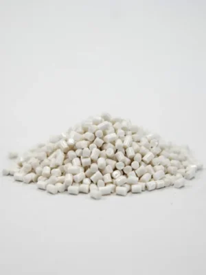 Pequeños gránulos blancos de masterbatch endurecedor CAM-3046 sobre un fondo blanco limpio